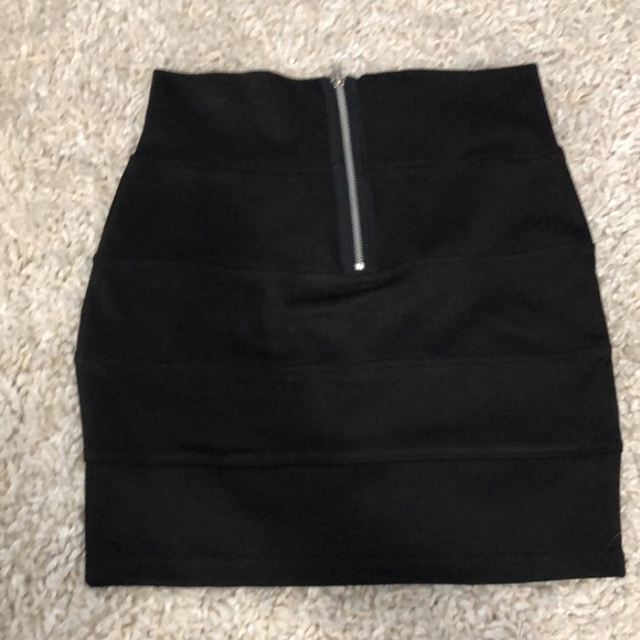 Black mini skirt - Picture 2 of 2